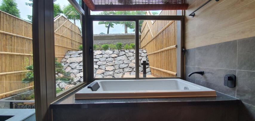bể tắm riêng của villa Washitsu Itachi Onsen quang hanh